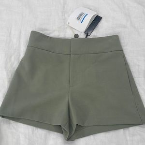 Alice + Olivia green shorts size 2, new with tags